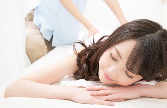 リラクゼーションを受けて呼吸を整える